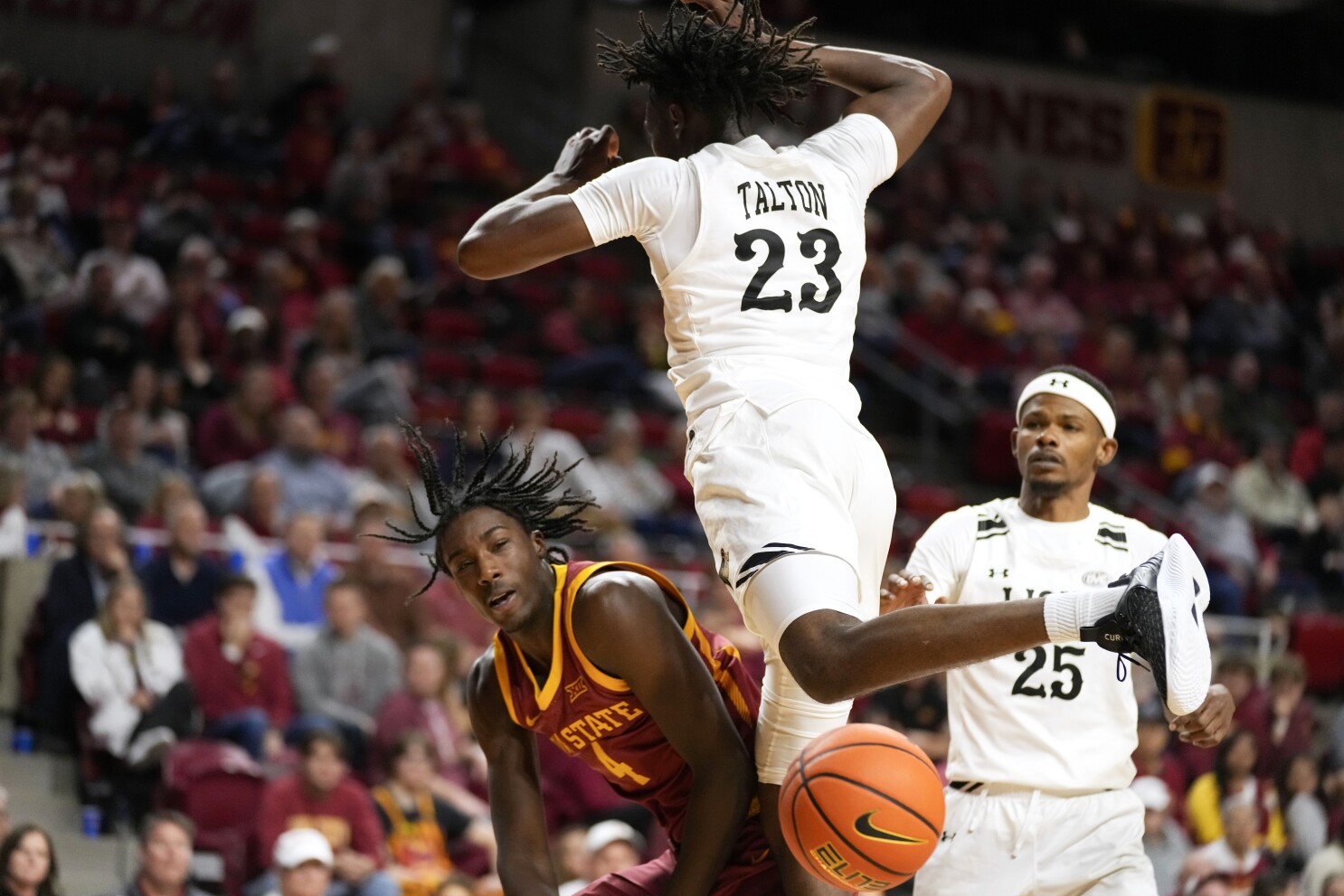 No. 21 USC routs Cal State Bakersfield 85 59 behind Isaiah